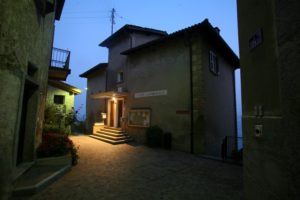 Casa Comunale di sera 300x200