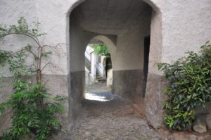 Ciotolato tra i vicoli di Bedigliora 300x199
