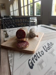 salame a fette su tagliere 225x300