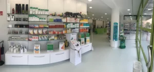 ScaffaliinterniFarmaciadiAgno 1920w 300x140