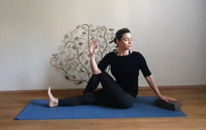 ardha matsyendrasana torsione Donnarmonia 300x189
