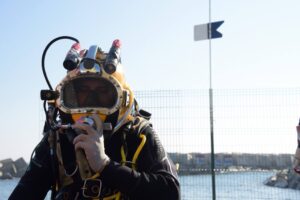 commercial diver 5055614 1920 1024x684 1 300x200