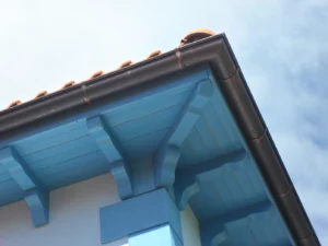 dettaglio angolo tetto azzurro 300x225