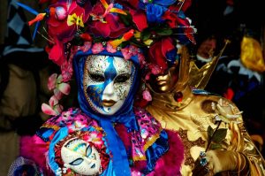 maschera carnevale venezia 1024x680 1 300x199